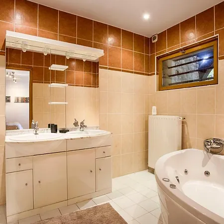 Avec Piscine Centre 5br/10p Apartment *