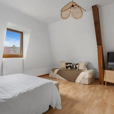 Avec Piscine Centre 5br/10p Apartment