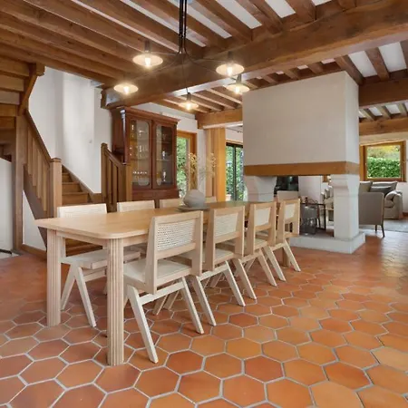 Apartment Avec Piscine Centre 5br/10p *